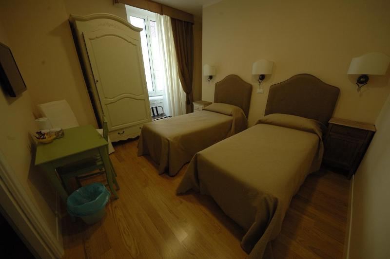 Double or Twin Room image 4