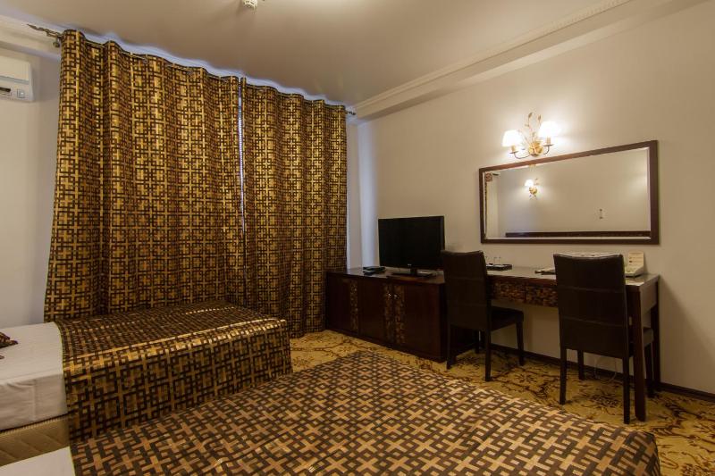 Superior Twin Room image 4