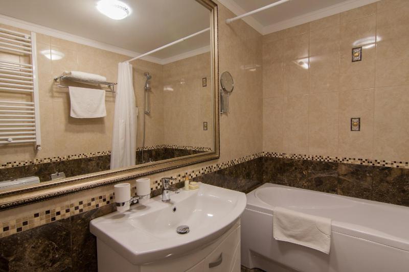 Superior Twin Room image 3