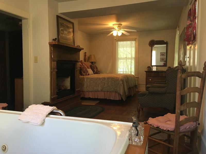 Deluxe King Room image 3