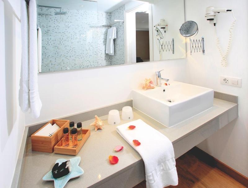 One-Bedroom Apartment with Sea View image 3