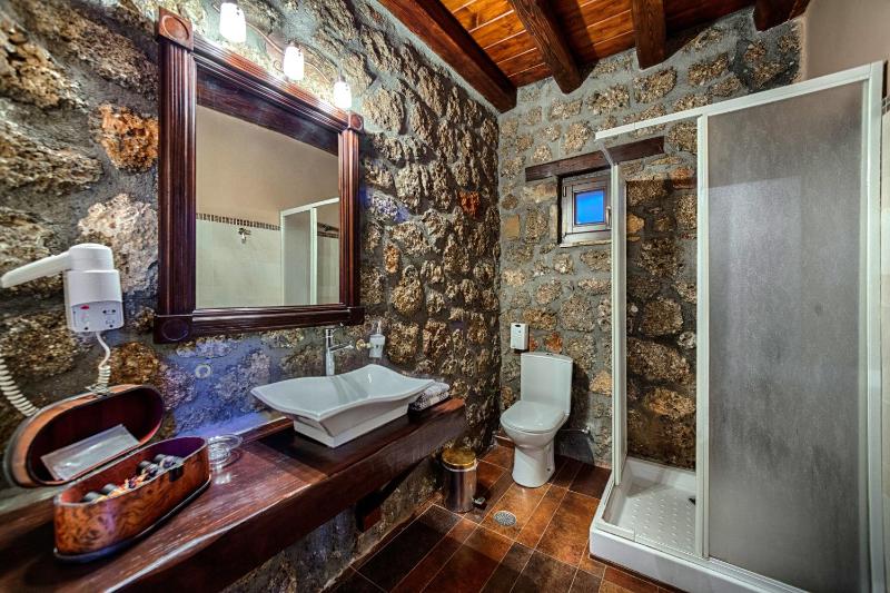 Deluxe Suite with Hot Tub image 1