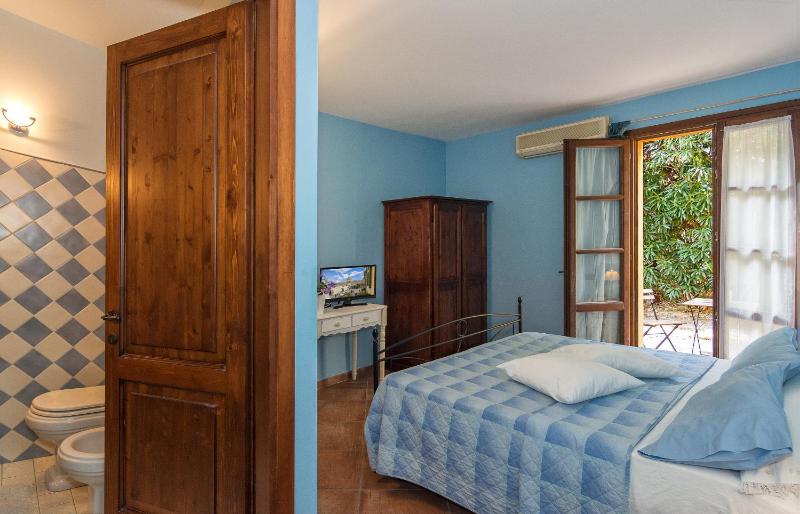 Double Room image 3