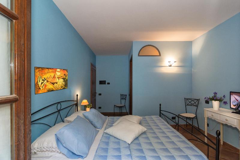 Double Room image 4