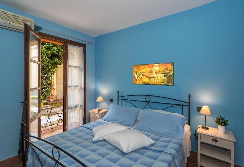 Double Room image 3