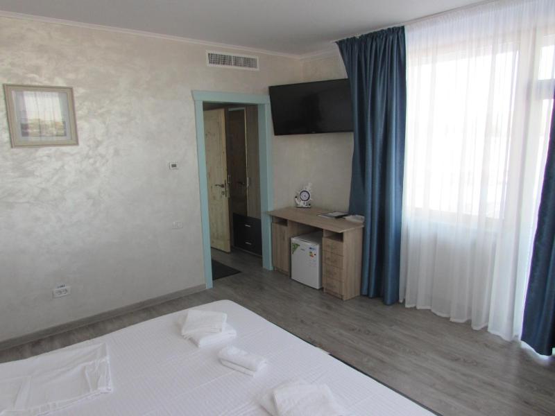 Double Room with Private Bathroom image 2