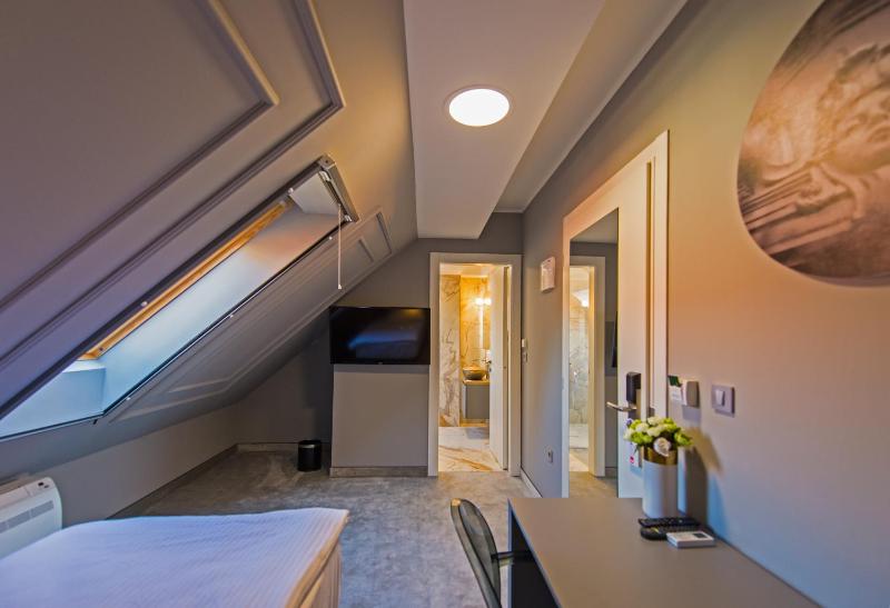 Single Room with Bathroom image 2