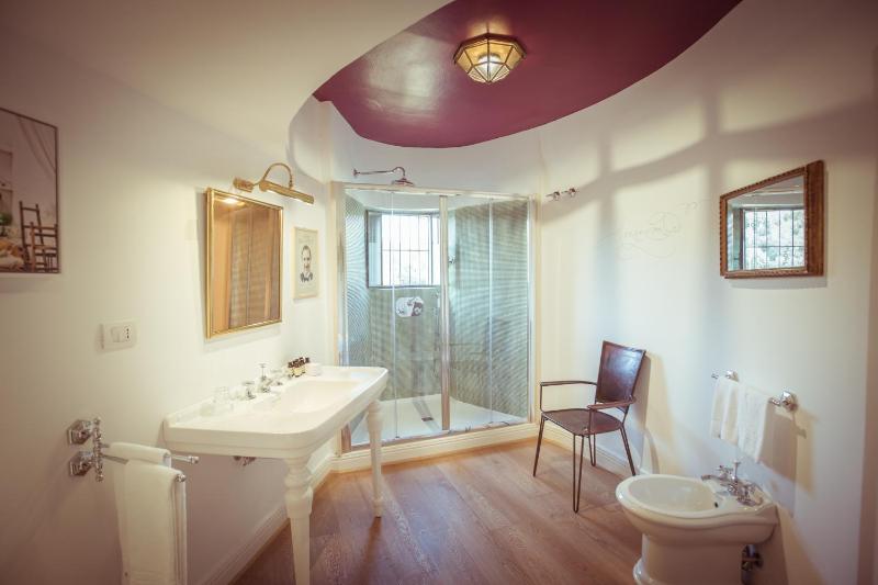 King Room with Garden View image 4