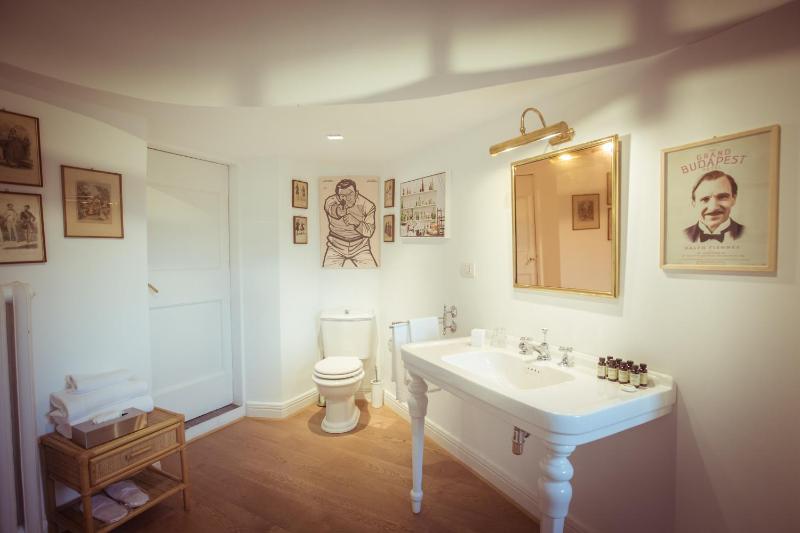 King Room with Garden View image 3