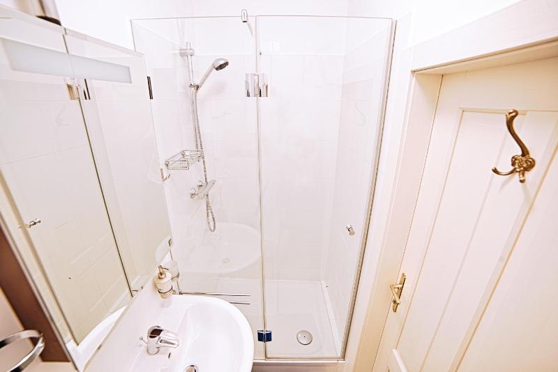 One-Bedroom Apartment image 2