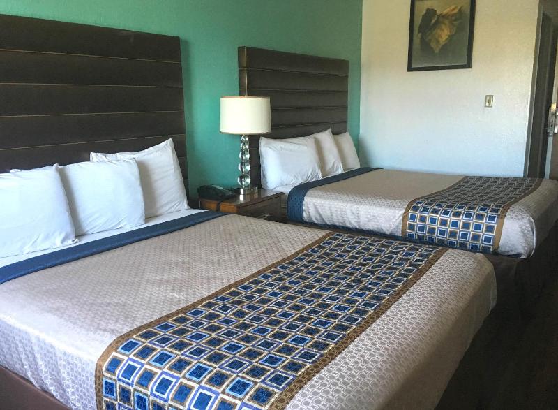 Queen Room with Two Queen Beds image 4