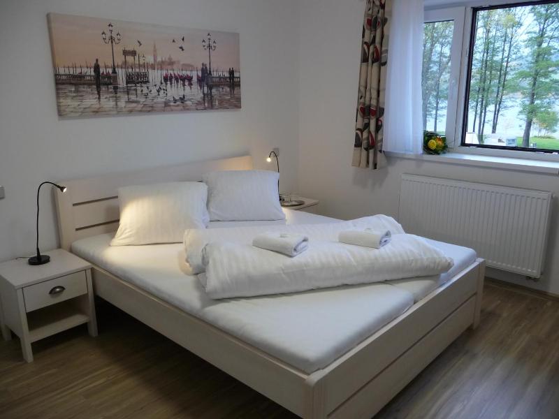 Double Room with Lake View image 4