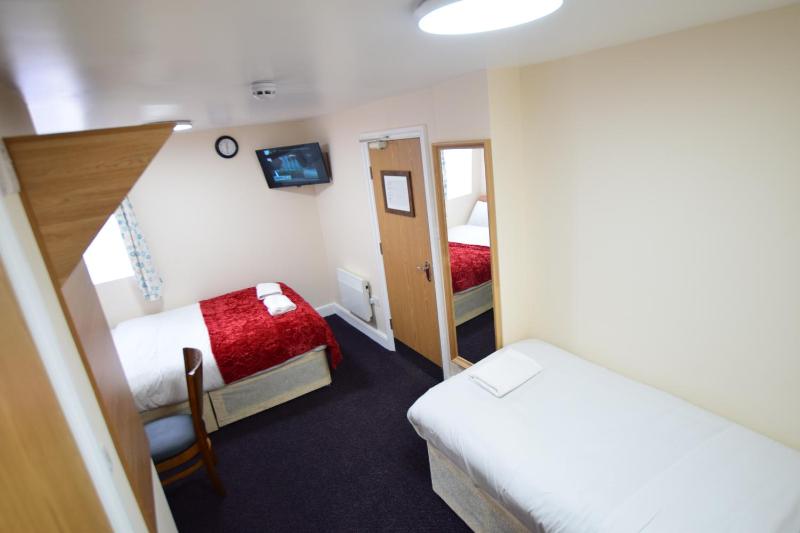 Twin Room image 4