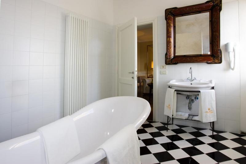 Executive Suite image 3
