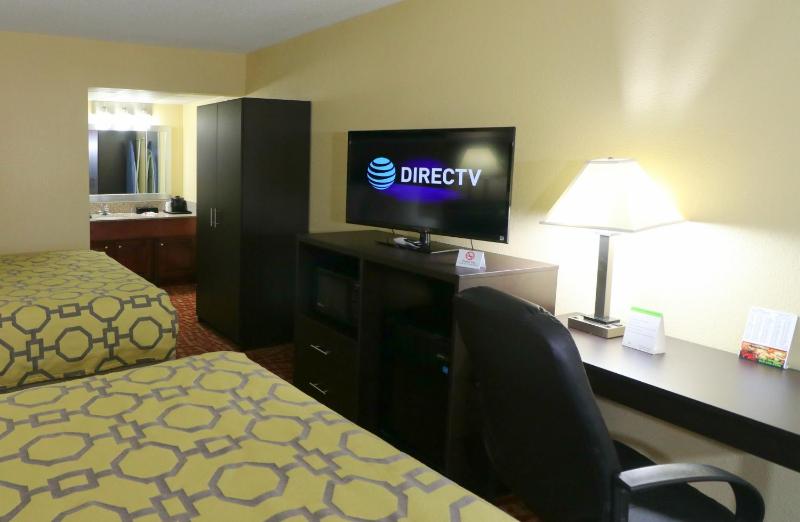 Queen Room with Two Queen Beds - Non-Smoking image 3