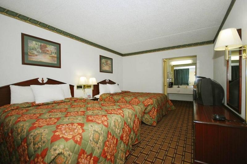 Queen Room with Two Queen Beds - Non-Smoking image 2