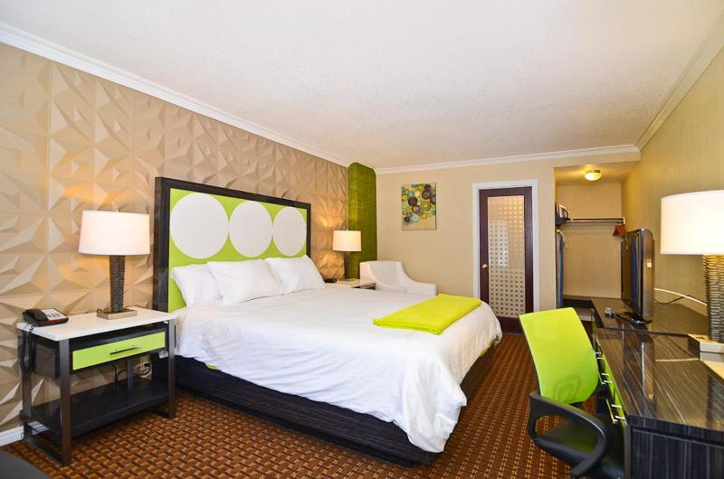 One King Deluxe Room image 3