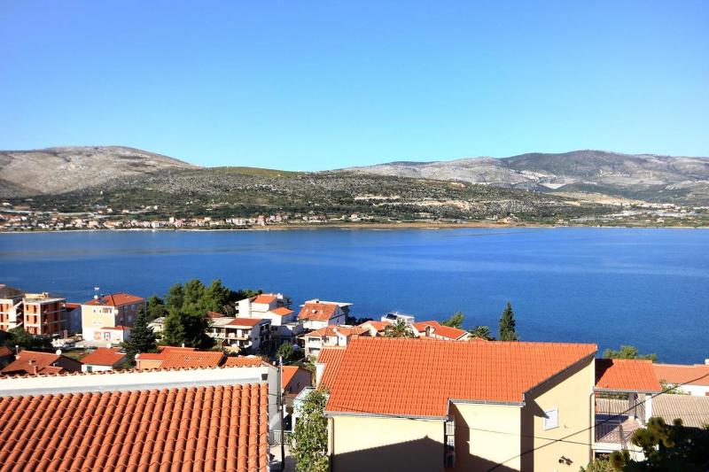 Three-Bedroom Apartment with Balcony and Sea View image 3