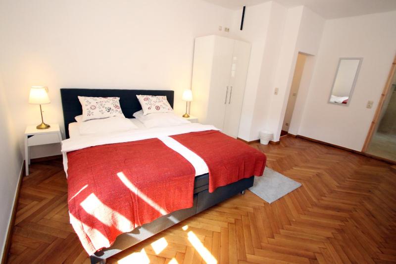 Studio Apartment with Kingsize Bed image 1