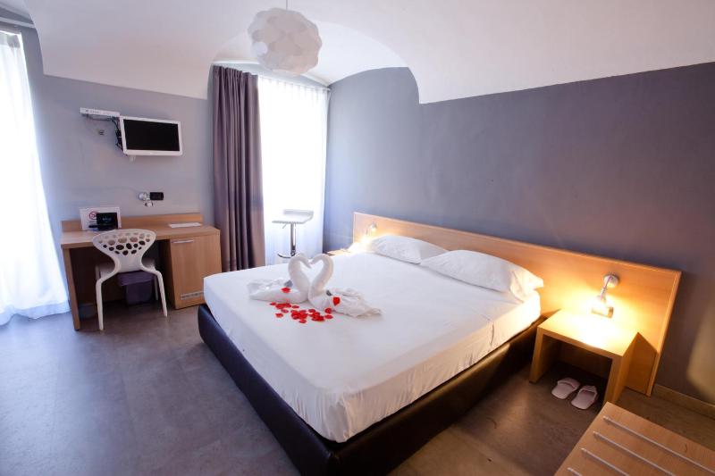Double or Twin Room image 4