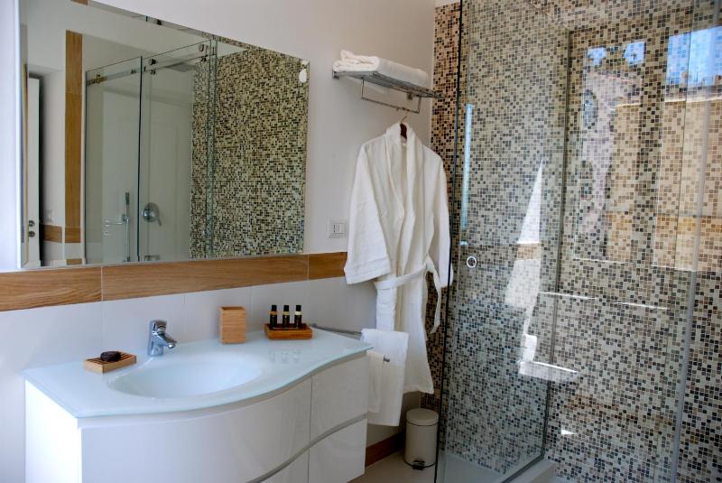 Deluxe Double or Twin Room with Sea View image 3