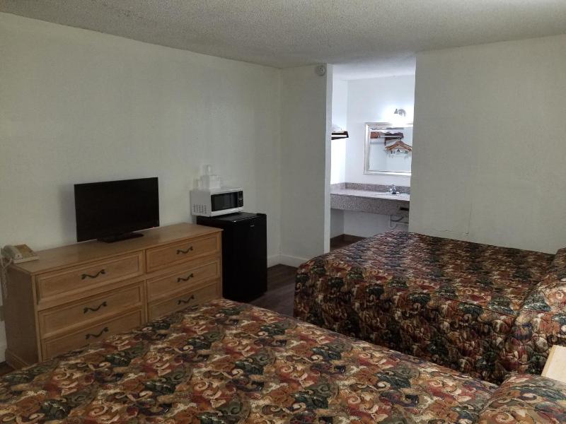Queen Room with Two Queen Beds - Smoking image 3