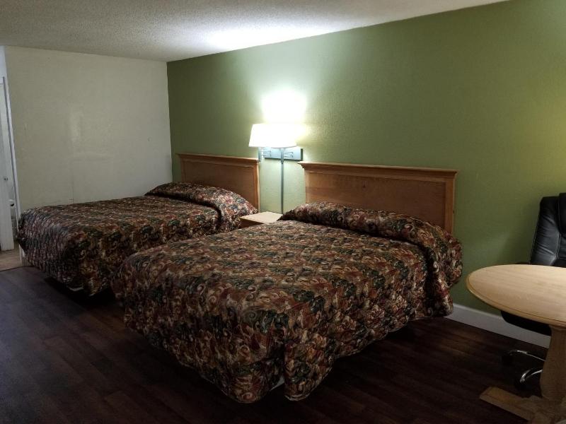 Queen Room with Two Queen Beds - Smoking image 2