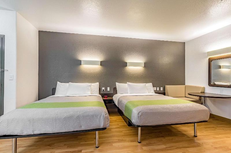 Deluxe Queen Room with Two Queen Beds - Non-Smoking image 4