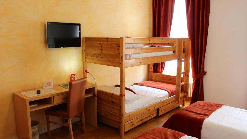 Double Room image 3