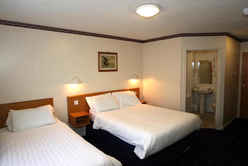 Twin Room image 4
