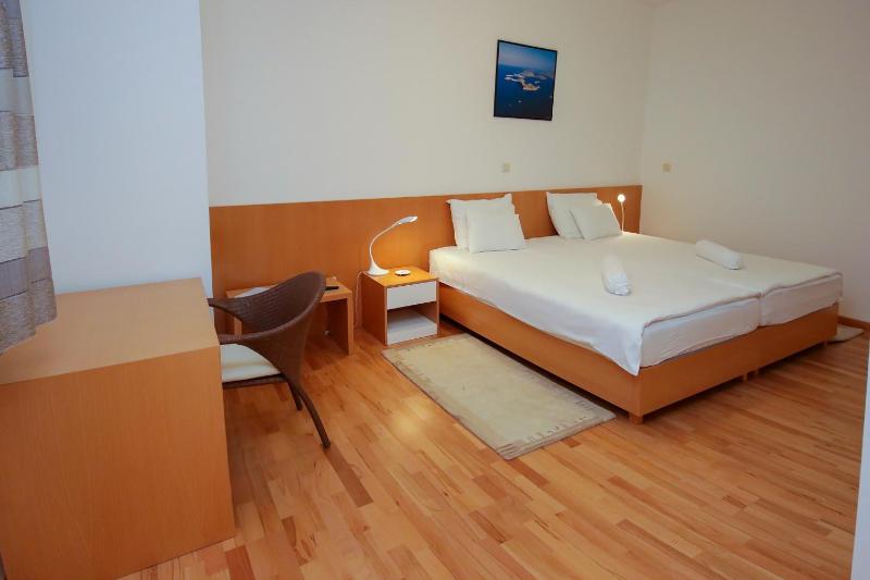 Double Room with Balcony and Park View image 4