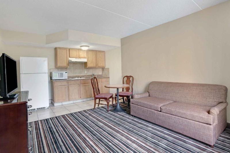 Double Room with Mobility Access and Bathtub with Grab Bars -  Non-Smoking image 4