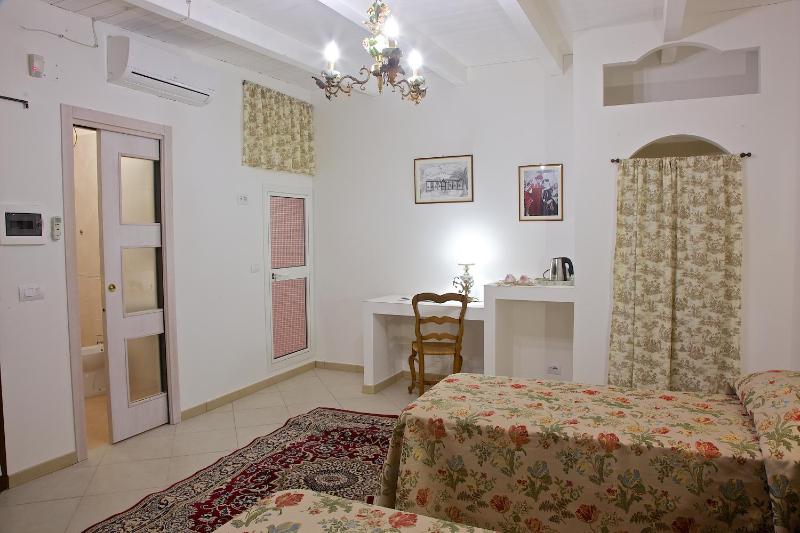 Triple Room with Bathroom image 2