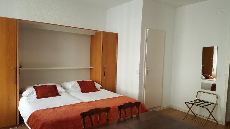Standard Twin Room image 3