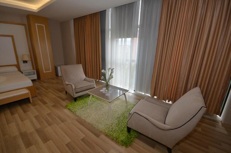 Deluxe Family Room image 3
