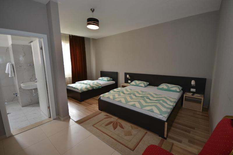 Basic Triple Room image 3