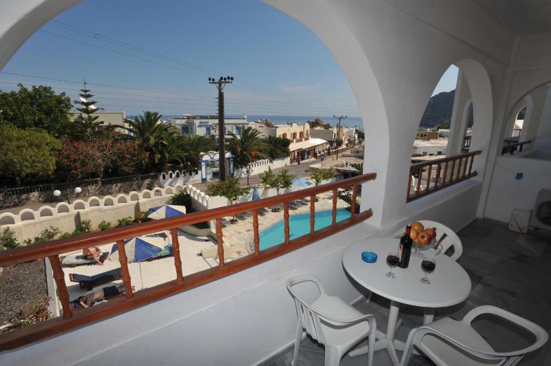 Superior One-Bedroom Apartment (4 Adults) with Pool and Sea View image 3