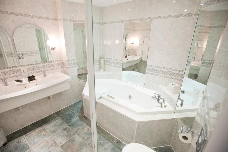 Executive Suite image 3
