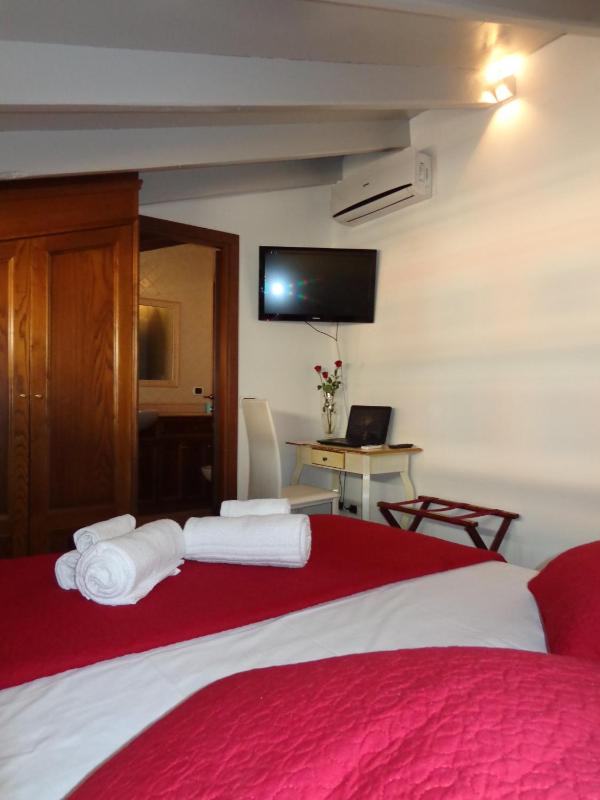 Superior Double Room - Attic image 2