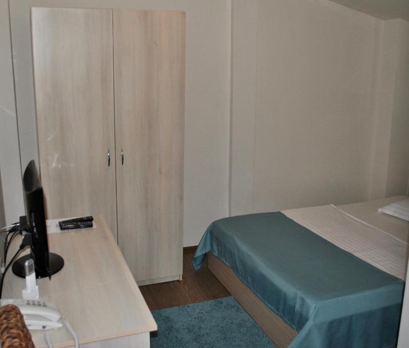 Single Room with Private Bathroom image 2