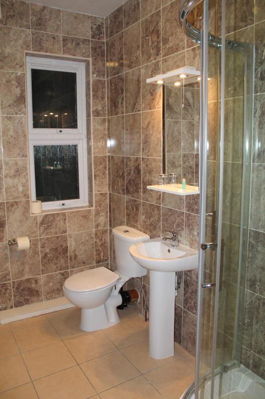 Budget Single Room with Shared Bathroom image 3