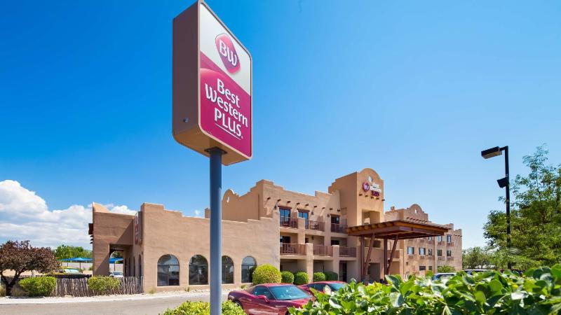 Queen Room with Two Queen Beds - Non-Smoking image 2