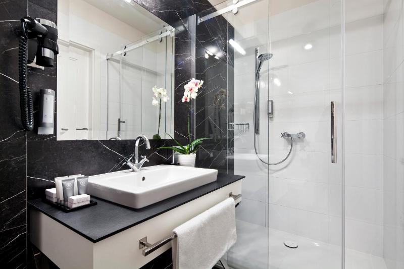 Deluxe Queen Room - Non-Smoking image 2