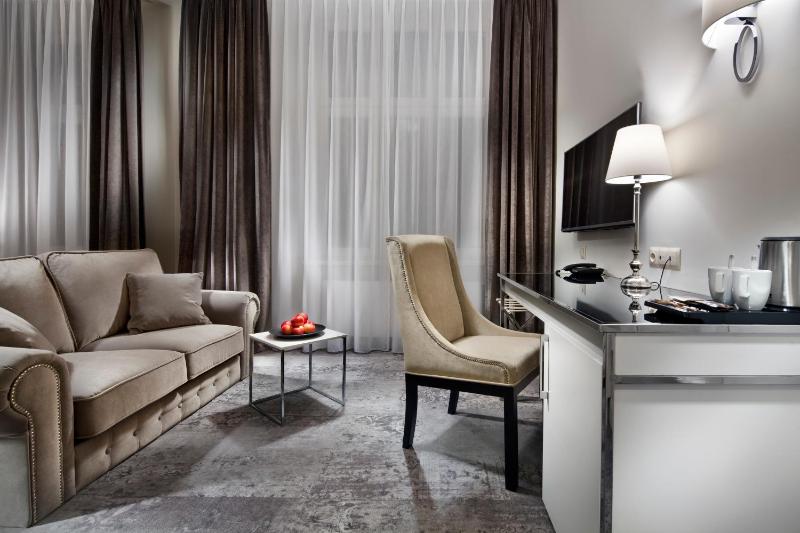 Deluxe Queen Room - Non-Smoking image 3