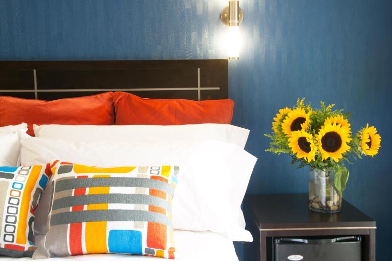 Standard King Room image 3