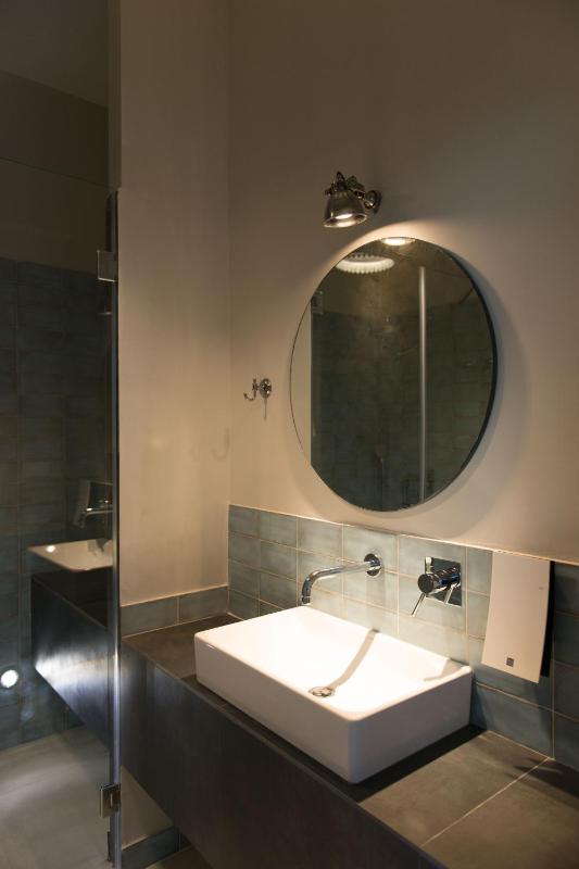 Queen Room image 3