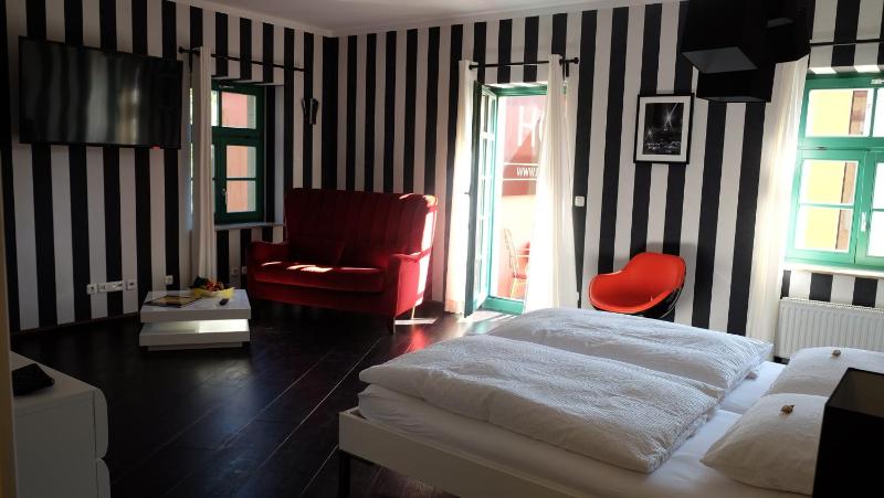 Backstage Hotel - image 14