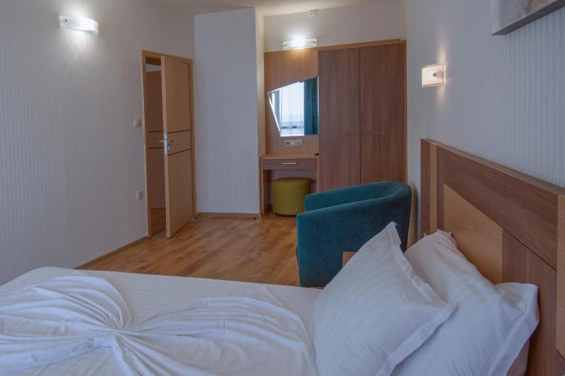 One-Bedroom Suite with Balcony and Park View image 1