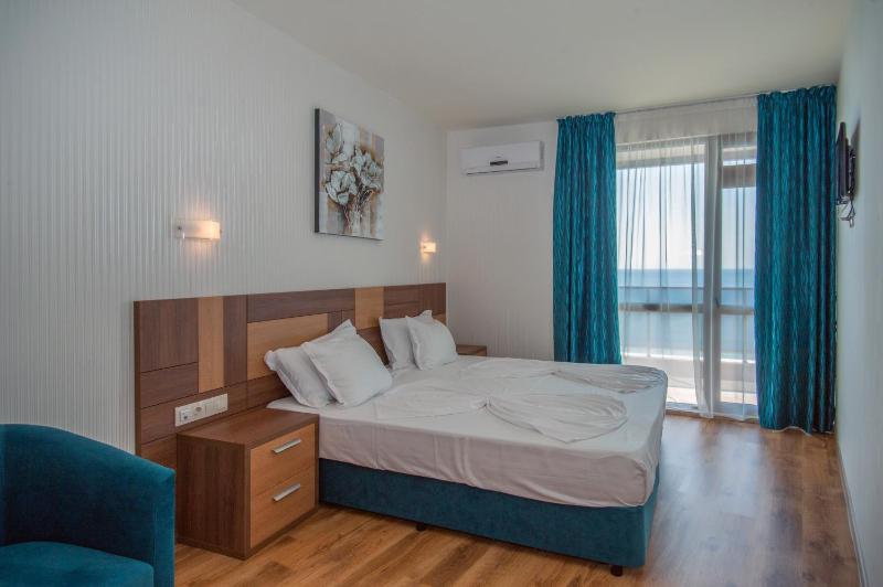 One-Bedroom Suite with Balcony and Sea View image 3