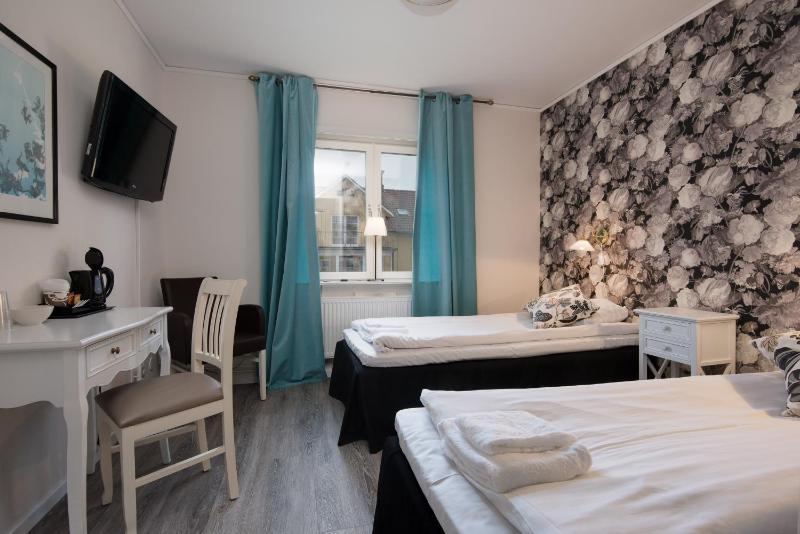 Twin Room image 2
